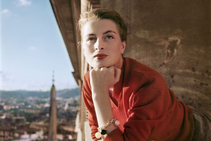 Modella e attrice francese al balcone