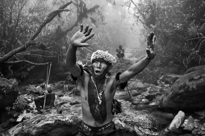 Sciamano Yanomami dialoga con gli spiriti prima della salita al monte Pico da Neblina. Stato di Amazonas, Brasile