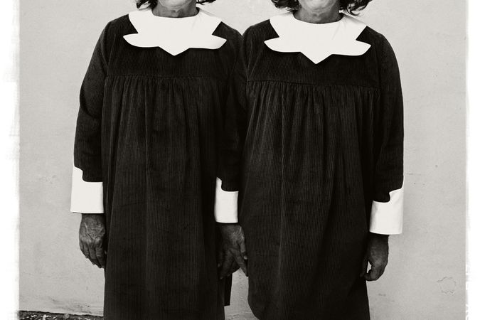 Diane Arbus / Identical Twins, Roselle