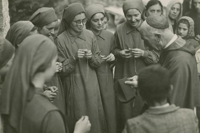 Il cardinale Schuster con le suore della Famiglia Beato Angelico a San Pietro al Monte 