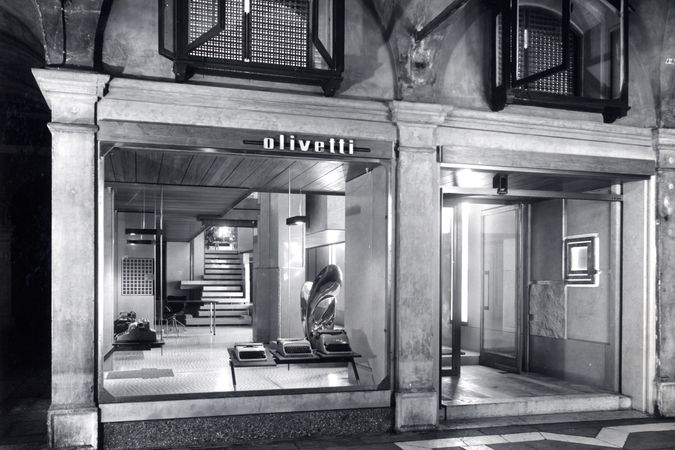 Sistemazione del Negozio Olivetti in piazza San Marco