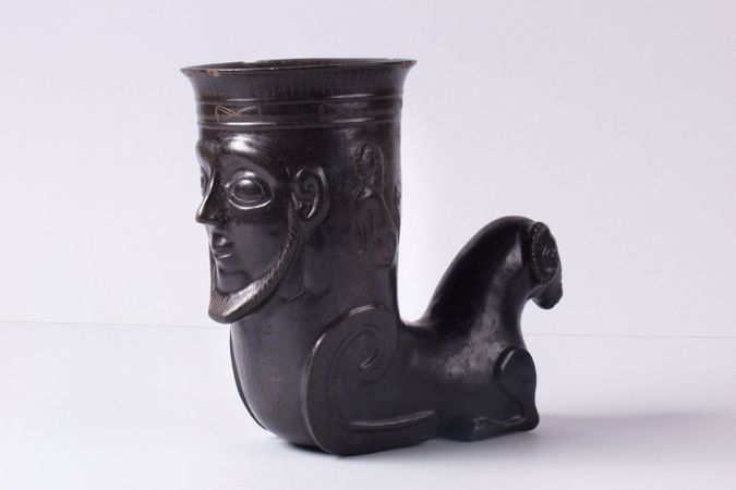 Boccale da libagione (rhyton) in bucchero decorato a stampo
