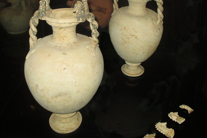 Anfora in ceramica argentata  con protomi a testa di mostro marino
