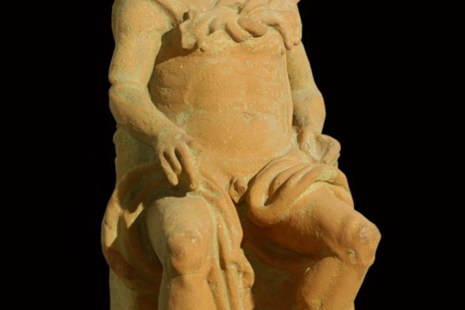 Statua di divinita' silvestre in terracotta
