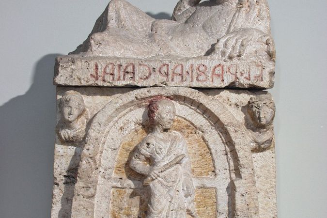 Urna cineraria in travertino  raffigurante architetto. Appartenente alla famiglia etrusca rafi.
