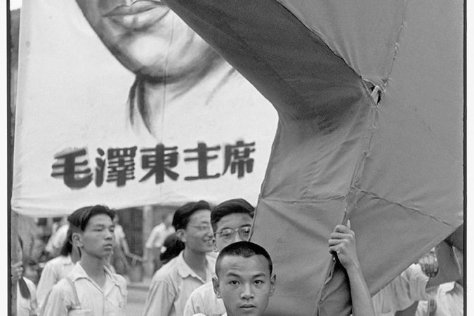 Sfilata di studenti, con un ritratto di Mao Zedong e la stella rossa.