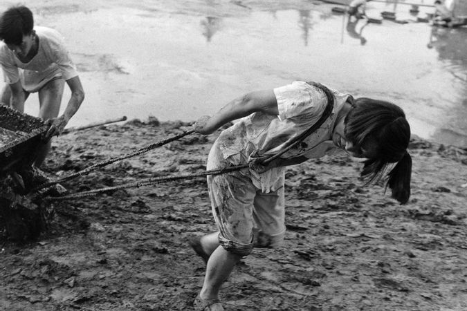 Gli studenti stessi, senza l’ausilio di macchine, costruiscono la piscina dell’Università.