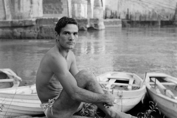 Pier Paolo Pasolini ritratto sul Tevere