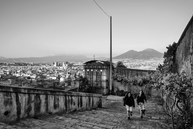 Scendendo per la scalinata storica della Pedamentina da San Martino