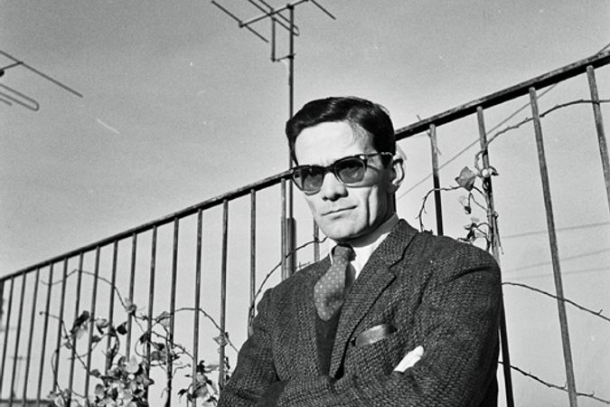 Pier Paolo Pasolini sulla terrazza sul tetto della casa di Via Giacinto Carini 45