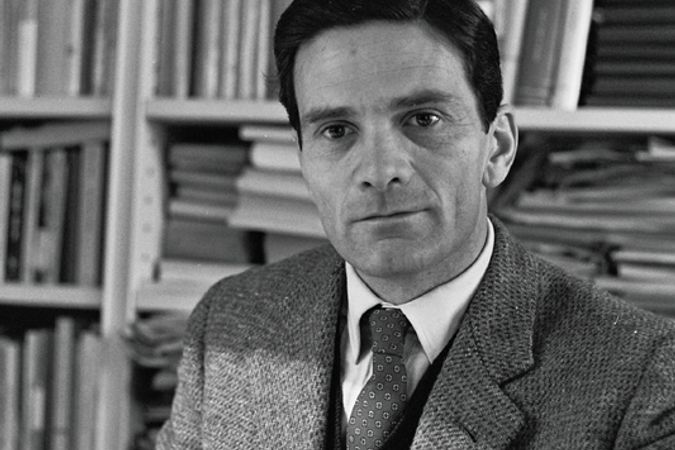 Pier Paolo Pasolini nel suo studio, nella casa di Via Giacinto Carini 45