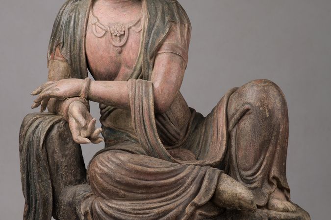 Bodhisattva Guanyin adagiato in mahārājalīlāsana