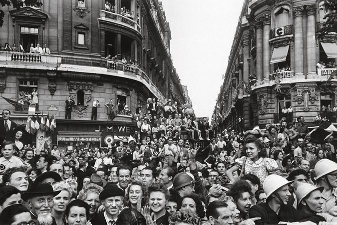 Folla in festa per la liberazione della città