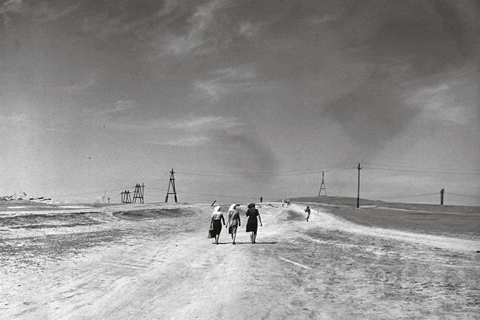 Donne in cammino in un paesaggio deserto