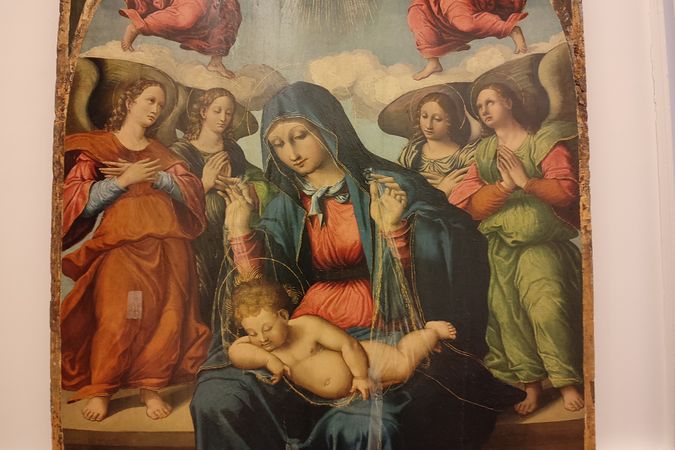 Madonna in adorazione del bambino e incoronata da angeli