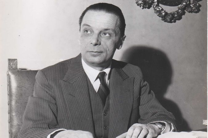 Antonio Bassanini alla sua scrivania