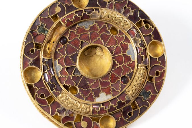 Grande fibula a disco in oro e pietre dure da Borgo della Posta, Parma