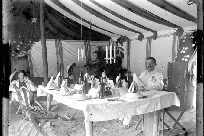 Tavola imbandita sotto la tenda