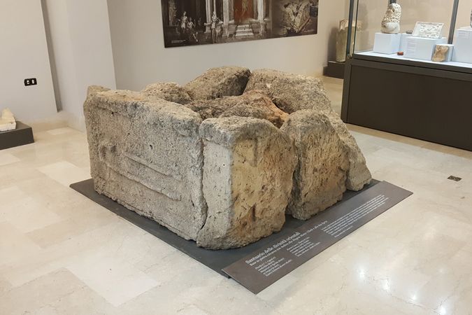 Base con dedica alla Magna Mater Cibele e alla dea Syria 