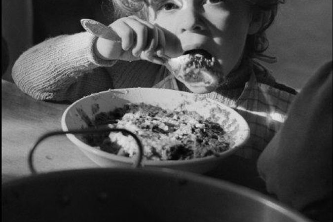 Un bambino italiano in un centro rifugiati