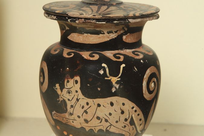 Oinochoe apula con coperchio del Pittore della Lampas