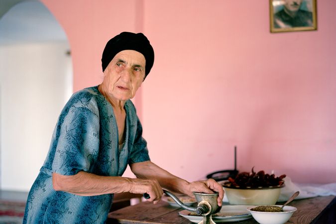 La madre di Tengo Inalishvili prepara una pasta piccante