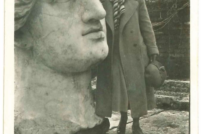 Raissa Calza con la testa colossale di divinità femminile dell'area di Largo Torre Argentina