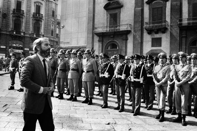 Il giudice Giovanni Falcone ai funerali del Generale Carlo Alberto Dalla Chiesa. Palermo