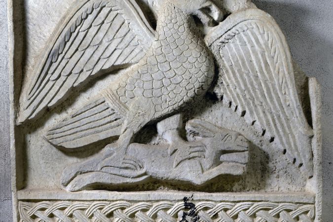 Lastra con aquila che ghermisce