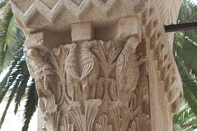 Capitello del portico federiciano con aquilotti