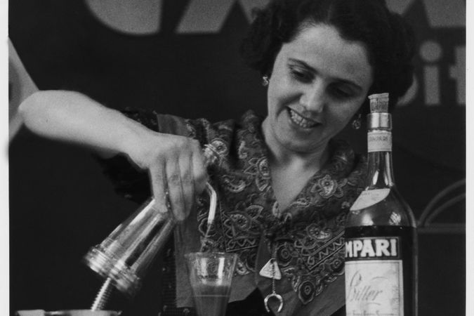 Donna che prepara Campari con Seltz