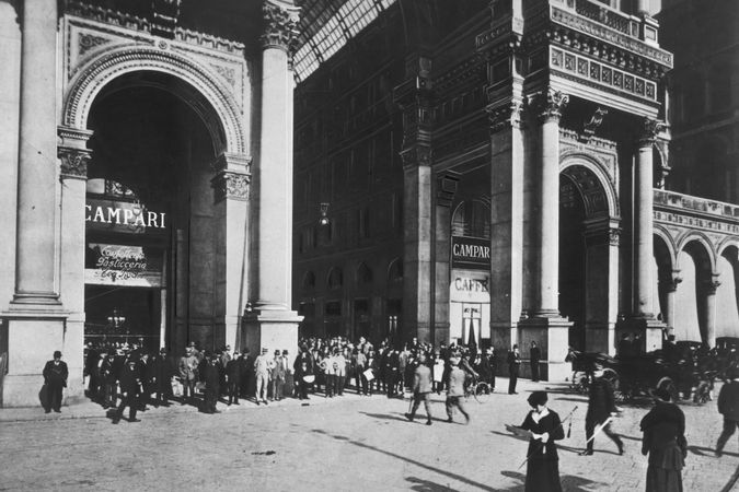 Piazza del Duomo Bar Campari