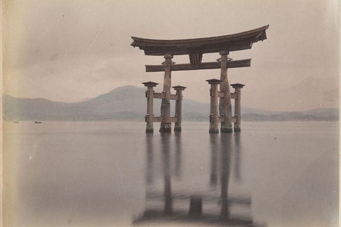 Arco del tempio di Aki in Giappone (alta marea)