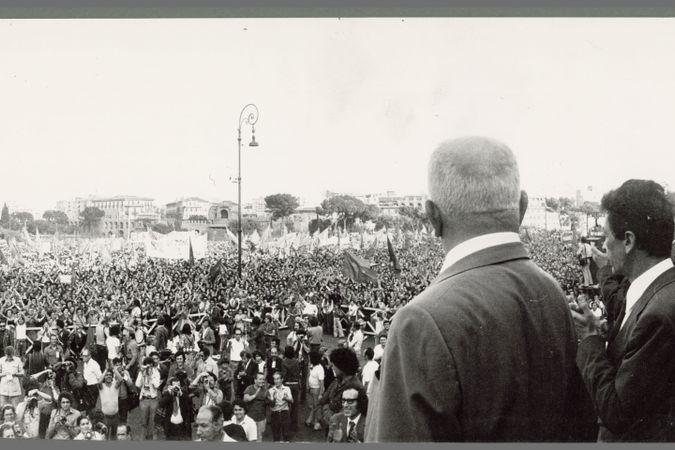 Il Pci in piazza con Enrico Berlinguer dopo le elezioni regionali 