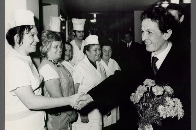 Enrico Berlinguer incontra delle cuoche durante la visita nella Repubblica democratica tedesca 