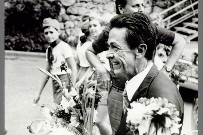 Enrico Berlinguer visita uno dei campi dei pionieri in Crimea