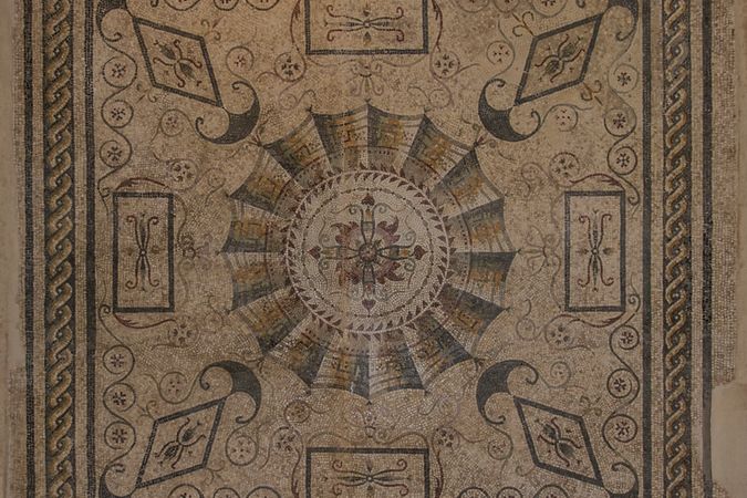 Pavimento a mosaico in tessere policrome con velarium centrale