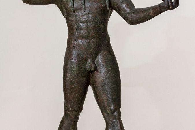 Statua bronzea di Zeus su capitello dorico in pietra