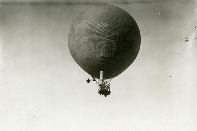 Pallone in volo all'Arena di Milano