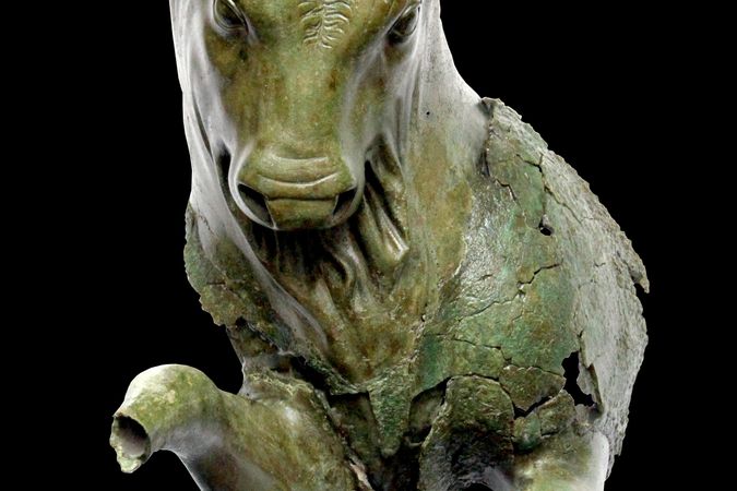 Statua di toro cozzante da Sibari, località Casa Bianca