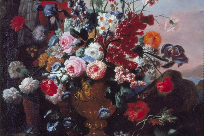 Vaso di fiori, anguria e moretto con un vassoio di frutta