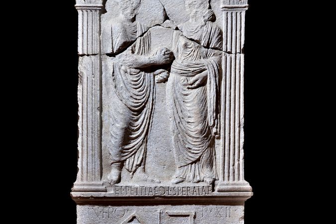 Stele funeraria a pseudoedicola della gens Pettia