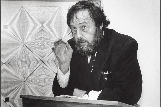 Harald Szeemann mentre tiene una conferenza davanti al Werk Nr. 003