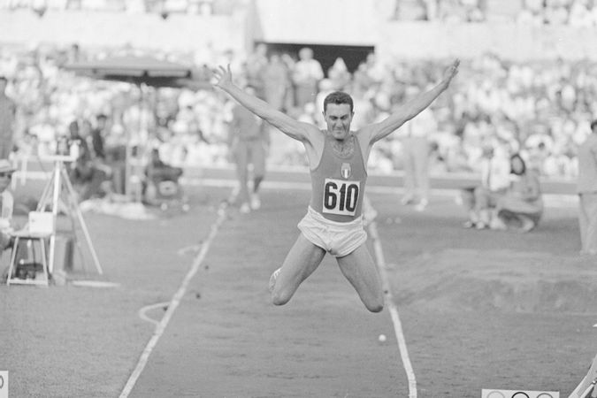 Attilio Bravi nel salto in lungo, XVII Olimpiade di Roma, agosto-settembre 1960