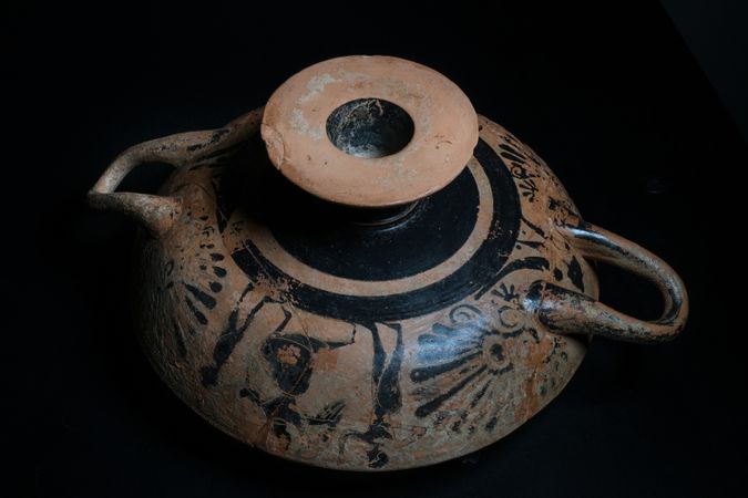 Kylix attica a figure nere con Nike alata tra due figure giovanili su un lato, tra un giovane e un vecchio barbato vestito di himation sull’altro tomba 1