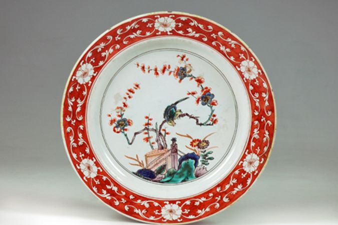 Piatto tondo con motivo centrale in stile Kakiemon