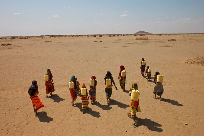 Donne di etnia Gabra trasportano taniche in Kenya