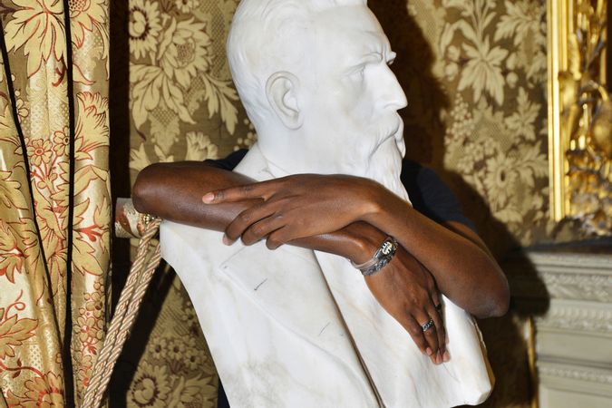 Sangare Moussa, cantante rap maliano e richiedente asilo, dietro la statua di Nicolò Turrisi Colonna