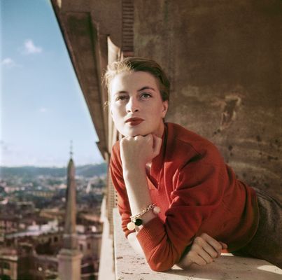 Modella e attrice francese al balcone