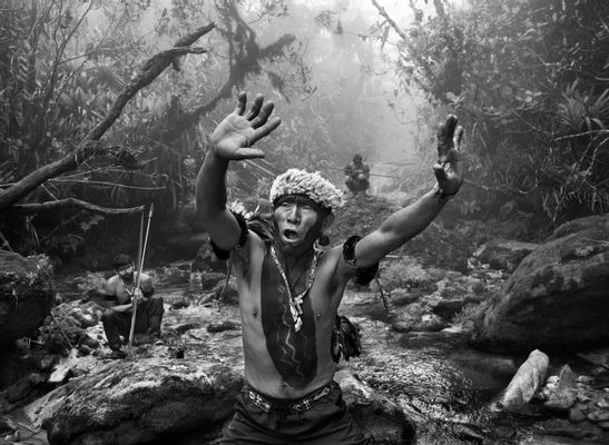 Sciamano Yanomami dialoga con gli spiriti prima della salita al monte Pico da Neblina. Stato di Amazonas, Brasile